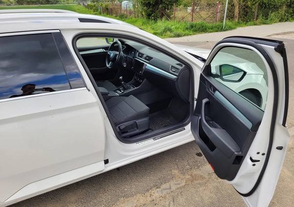 Skoda Superb cena 64900 przebieg: 211880, rok produkcji 2018 z Szczecin małe 301